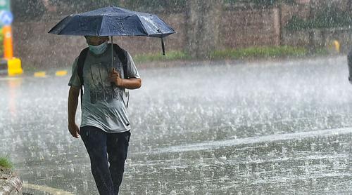 ঢাকায় বজ্রসহ বৃষ্টির সম্ভাবনা, সামান্য কমতে পারে দিনের তাপমাত্রা