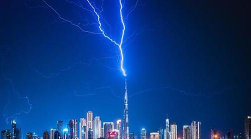 দুবাইয়ের বুর্জ খলিফার উপর ভয়াবহ বজ্রপাত