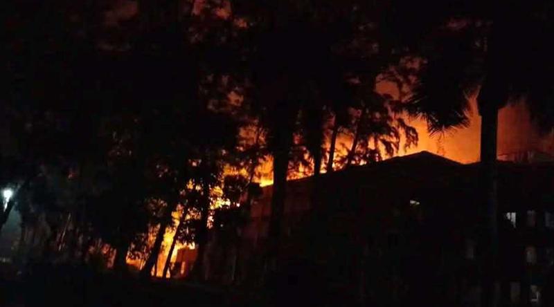 চবির এএফ রহমান হলের পাশের বৈদ্যুতিক খুঁটিতে আগুন, বিদ্যুৎ সংযোগ বন্ধ