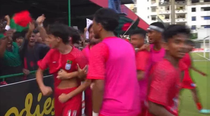 রোনানের কর্নারে ফাহিমের গোল দিয়ে সমতায় প্রথমার্ধ শেষ বাংলাদেশের