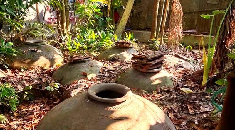 নারায়ণগঞ্জে মাটির নিচে রহস্যময় মটকা: গুপ্তধন সন্দেহে উৎসুক জনতার ভিড়