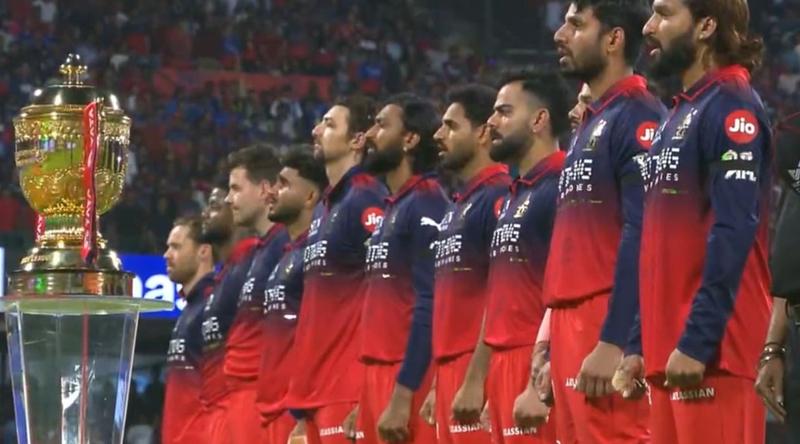 ১১ ভক্তের স্মরণে কালো আর্মব্যান্ড পরলেন ক্রিকেটাররা