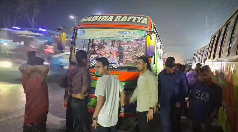 জাবি শিক্ষার্থীকে বাস থেকে ফেলে দেওয়ার অভিযোগে ঠিকানা পরিবহনের ৬ বাস আটক
