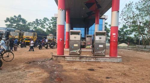 তেল না দেওয়ায় পাম্প ম্যানেজারকে ট্রাক চাপায় হত্যার অভিযোগ