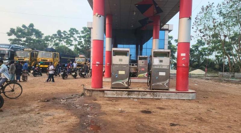 তেল না দেওয়ায় পাম্প ম্যানেজারকে ট্রাক চাপায় হত্যার অভিযোগ