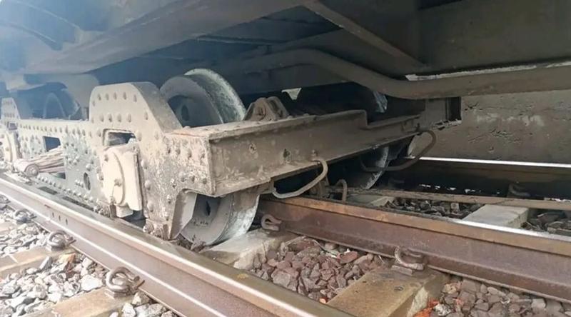 লাইনচ্যুত হল সান্তাহারগামী দোলনচাঁপা এক্সপ্রেস