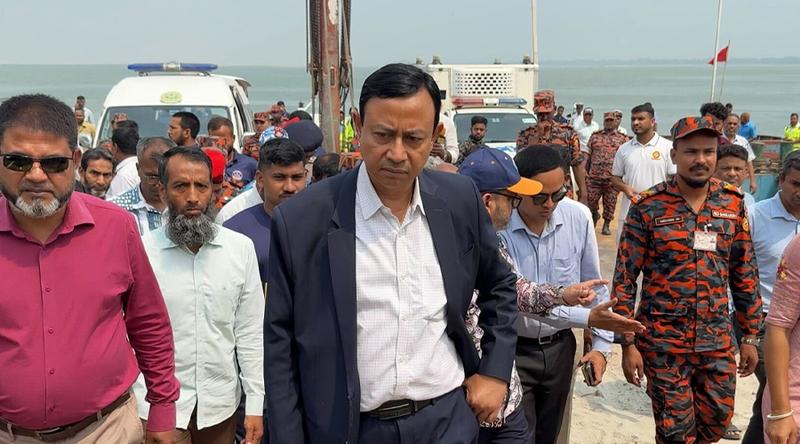 দৌলতদিয়ার ফেরি থেকে বাস পড়ে যাওয়ার ঘটনাস্থল পরিদর্শন করল মন্ত্রণালয়ের তদন্ত কমিটি