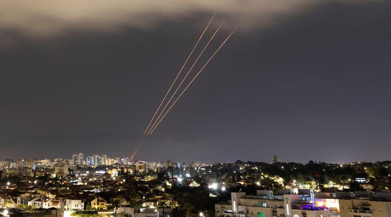 দক্ষিণ ইসরাইলের দিকে ৩টি ক্ষেপণাস্ত্র ছুড়ল ইরান