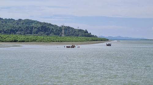উখিয়া সীমান্তে মাইন বিস্ফোরণে পা হারাল রোহিঙ্গা কিশোর