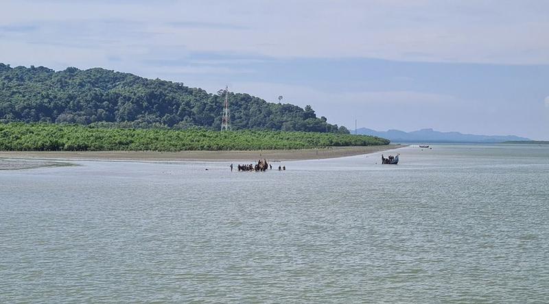 উখিয়া সীমান্তে মাইন বিস্ফোরণে পা হারাল রোহিঙ্গা কিশোর