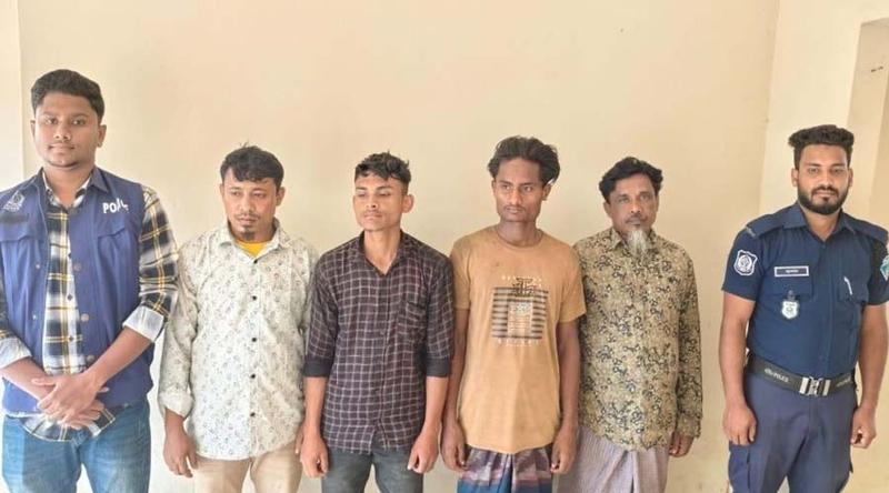 টেকনাফে পাচারকারীদের আস্তানা থেকে রোহিঙ্গাসহ উদ্ধার ৪