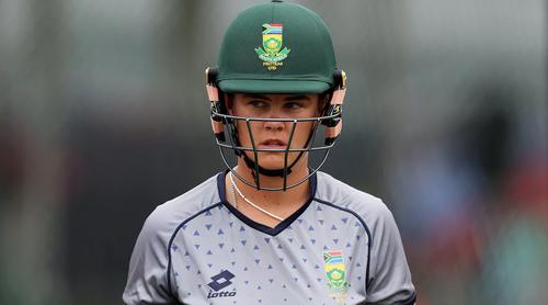 বিশ্বরেকর্ড গড়লেন প্রোটিয়া নারী অলরাউন্ডার কায়লা রেইনেকে