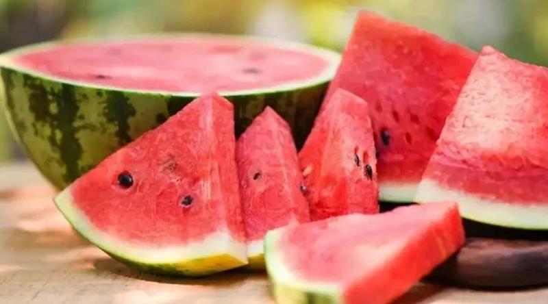 তরমুজে এক চিমটি লবণ মিশিয়ে খাবেন কেন?