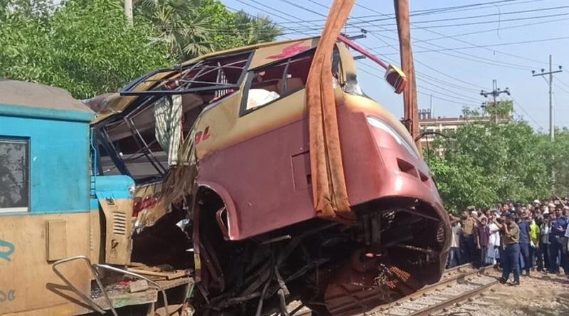 কুমিল্লায় ট্রেন-বাস সংঘর্ষে ১২ প্রাণহানি, তদন্তে মিলল ১১ জনের গাফিলতি