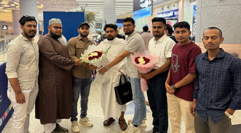 ওমরাহ পালনের উদ্দেশে স্ত্রীসহ ঢাকা ছেড়েছেন নাহিদ ইসলাম