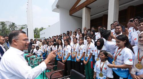 কোনো রাজনৈতিক দলের সদস্য হবেন না, খেলোয়াড়দের প্রতি আহ্বান প্রধানমন্ত্রীর