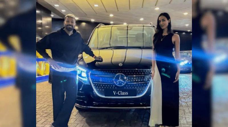 প্রেমিকাকে মার্সিডিজ উপহার দিলেন পান্ডিয়া
