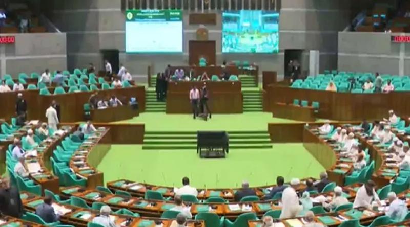 পাম্পে পাম্পে ঘুরেও তেল পাচ্ছেন না এমপিরা, সংসদে ক্ষোভ