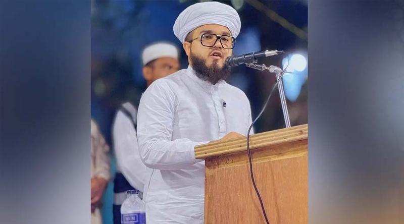 সংসদে নামাজ পড়তে গিয়ে জুতা খোয়ালেন সংসদ সদস্য