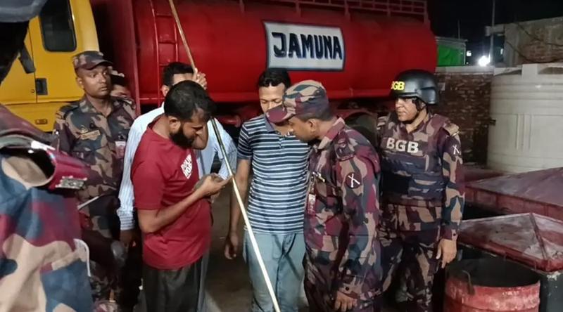 ‘তেল নেই’ বলে পাম্প বন্ধ, ভেতরে ৩৪ হাজার লিটার তেল জব্দ করলো বিজিবি