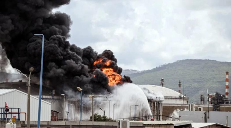 ইরানের হামলায় হাইফা তেল শোধনাগারে আগুণ