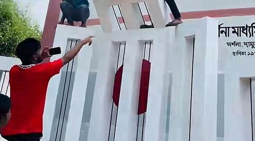 শহীদ মিনারে মেয়েদের ব্যবহৃত আপত্তিকর জিনিস রেখে ছবি তুলে ফেসবুকে