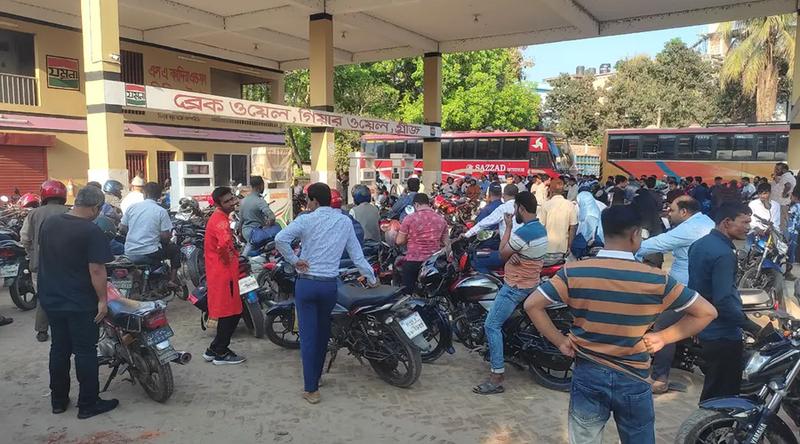 গাইবান্ধার ২২ পাম্পে ট্যাগ অফিসার, তেল মিলবে সকাল ৯টা থেকে বিকেল ৫টা পর্যন্ত