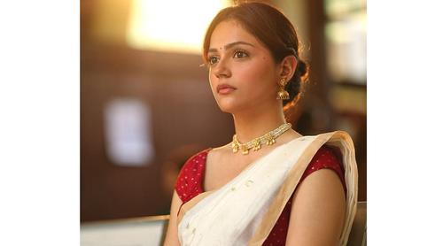 ভারতবিরোধী মন্তব্য করা ব্যক্তিকে অনুসরণ করে বিতর্কে নায়িকা