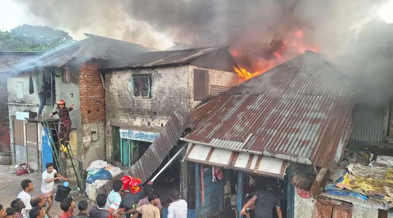 বরিশালে আগুনে ৫টি ঘর পুড়ে ছাই, প্রায় ৭ লাখ টাকার ক্ষতি