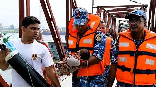 চলন্ত লঞ্চ থেকে নবজাতককে উদ্ধার করে জরুরি চিকিৎসা সেবা কোস্টগার্ড টিমের