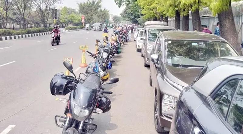 তীব্র হচ্ছে জ্বালানি তেলের সংকট, রাজধানীর পাম্পগুলোতে গাড়ির লম্বা লাইন