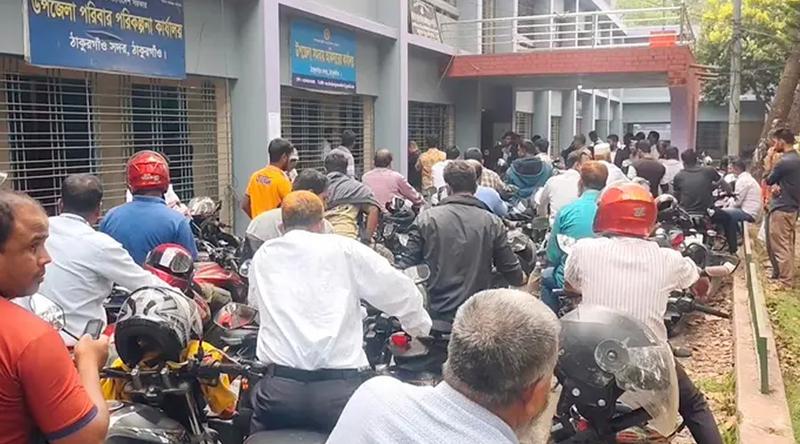 ঠাকুরগাঁওয়ে ফুয়েল কার্ড নিতেও দীর্ঘ লাইন, বাড়ছে ভোগান্তি