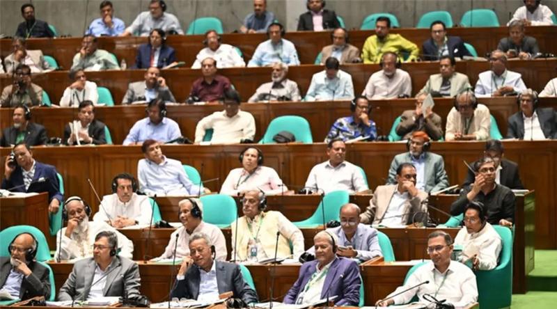 মুলতবি সংসদ শুরু, মুখোমুখি সরকারি ও বিরোধী দল