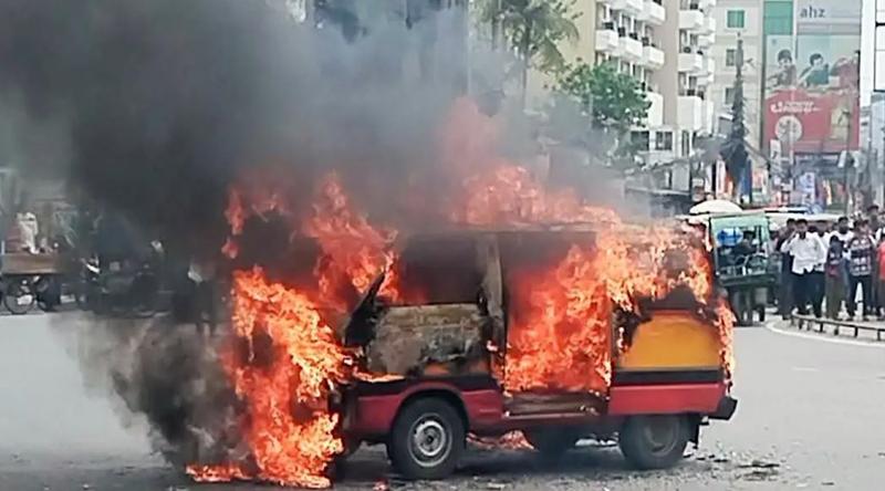 খুলনায় চলন্ত অ্যাম্বুলেন্সে আগুন