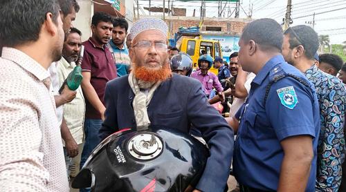 ‘বোতলে তেল দেয় না, তাই মোটরসাইকেলের ট্যাংক খুলে নিয়ে এসেছি’