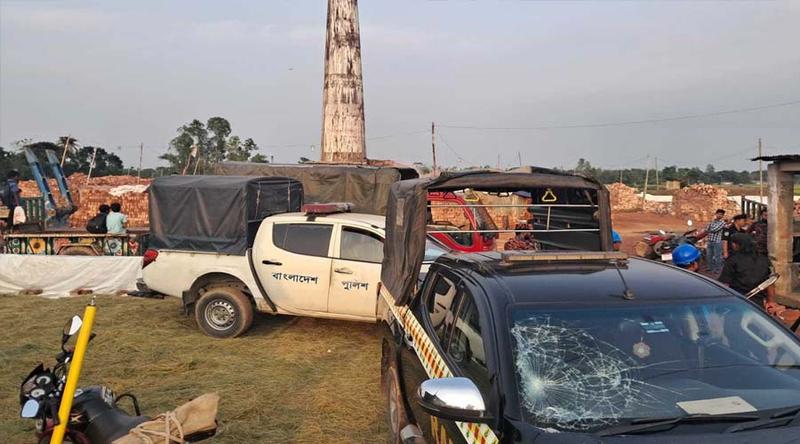 জামালপুরে অবৈধ ইটভাটায় অভিযানে র‌্যাবের গাড়ি ভাঙচুর