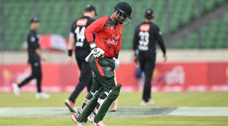 মিরপুরে ‘উইকেট ঝড়’ থামাল ঝিরঝির বৃষ্টি
