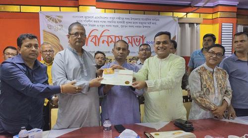 লক্ষ্মীপুরে স্বর্ণ ব্যবসায়ীরা পেলেন স্মার্টকার্ড