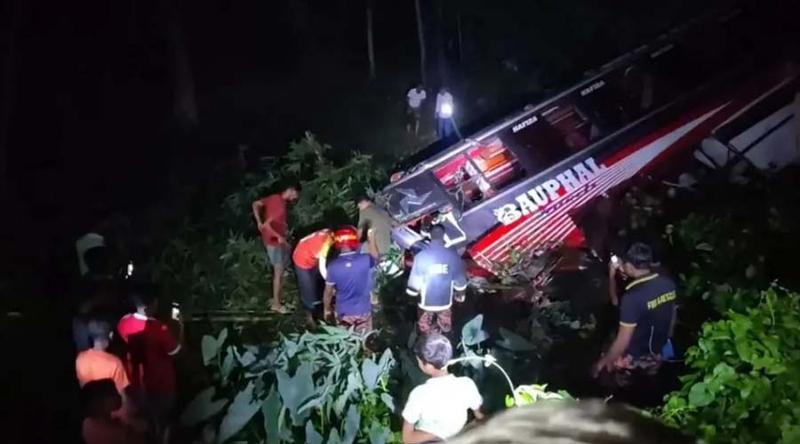 মধ্যরাতে নিয়ন্ত্রণ হারিয়ে যাত্রীবাহী বাস খাদে, নিহত ১