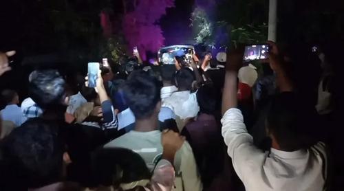 প্রেমিকার মান ভাঙাতে ৪শ ফুট উঁচু বৈদ্যুতিক খুঁটিতে যুবক