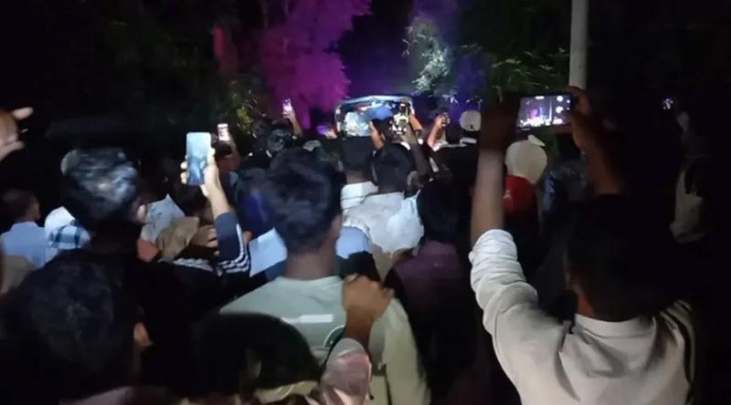 প্রেমিকার মান ভাঙাতে ৪শ ফুট উঁচু বৈদ্যুতিক খুঁটিতে যুবক