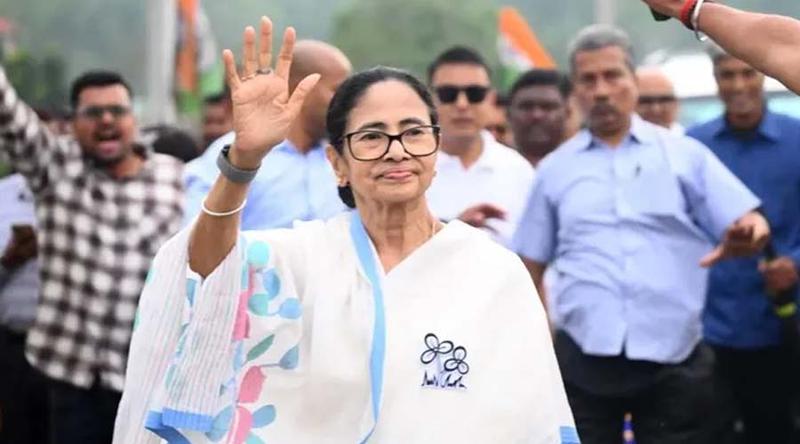 ভোট গণনায় নাটকীয় মোড়: ভবানীপুরে ঘুরে দাঁড়ালেন মমতা, পিছিয়ে শুভেন্দু