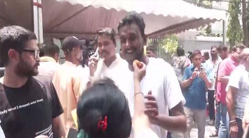 পশ্চিমবঙ্গে বিজেপি সমর্থকদের মিষ্টি বিতরণ
