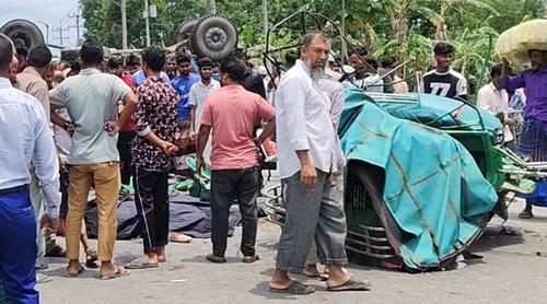 ময়মনসিংহে ট্রাক ও অটোরিকশার সংঘর্ষে প্রাণ গেল ৩ জনের