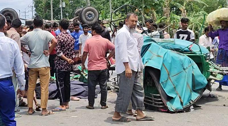 ময়মনসিংহে ট্রাক ও অটোরিকশার সংঘর্ষে প্রাণ গেল ৩ জনের