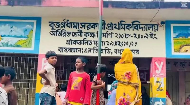 বগুড়ায় শিক্ষার্থীদের জুতার মালা পরানোর অভিযোগে শিক্ষিকাকে শোকজ