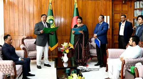 শপথ নিলেন এনসিপির নুসরাত তাবাসসুম