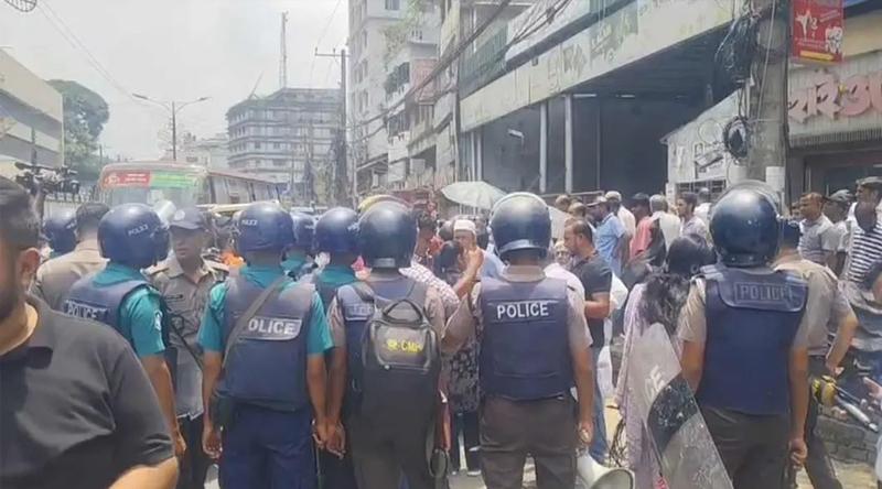 চট্টগ্রামে একীভূত পাঁচ ব্যাংকের আমানতকারীদের বিক্ষোভ