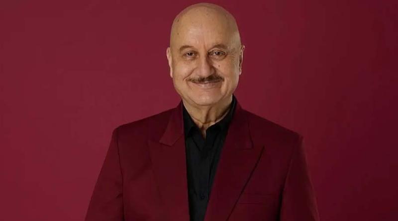 ‘অনুপম খেরের টাক আর তৃণমূলের জয়’ এক মন্তব্যেই তোলপাড়