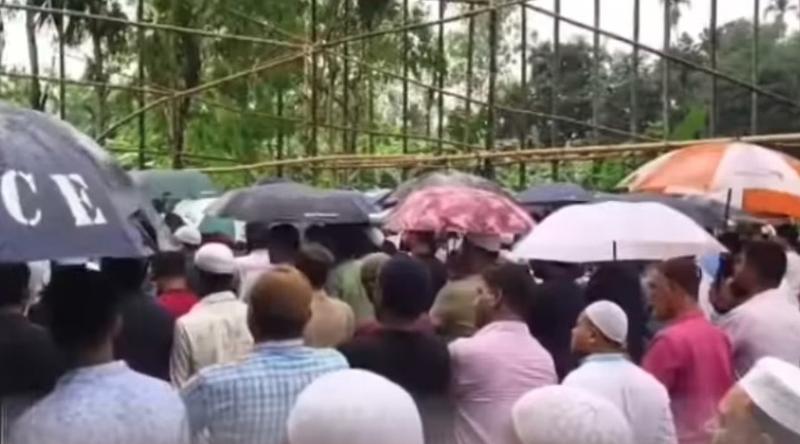 বৃষ্টি উপেক্ষা করে নিষিদ্ধ ছাত্রলীগ নেতার জানাজায় মানুষের ঢল